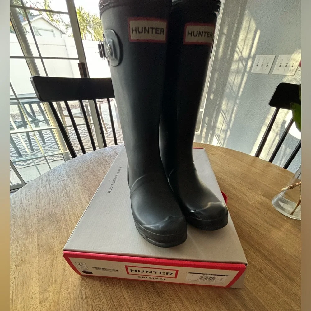 Hunter boots.. Big kids..All black - Picture 1 of 4